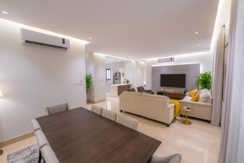 Luxurious Three Bedroom Apartment North of Riyadh شقة فخمة مكونة من ثلاث غرف نوم شمال الرياض in الجله