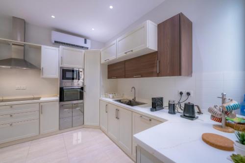 Luxurious Three Bedroom Apartment North of Riyadh شقة فخمة مكونة من ثلاث غرف نوم شمال الرياض in الجله