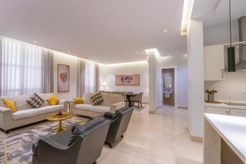 Luxurious Three Bedroom Apartment North of Riyadh شقة فخمة مكونة من ثلاث غرف نوم شمال الرياض in الجله