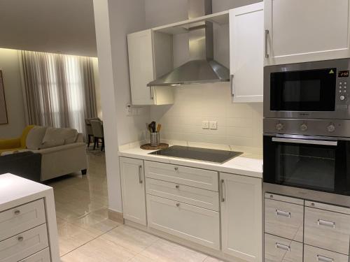 Luxurious Three Bedroom Apartment North of Riyadh شقة فخمة مكونة من ثلاث غرف نوم شمال الرياض in الجله