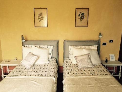 2 twin beds