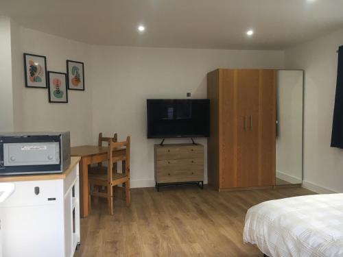 Cosy Private Studio with quick access to Central London - Apartment - Orpington