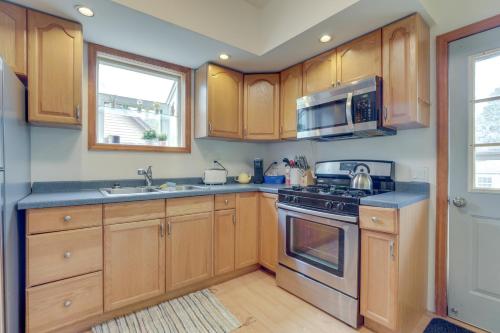 Cozy Westmont Home Walk to Metra Station! in Westmont (IL)