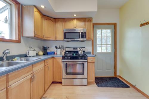 Cozy Westmont Home Walk to Metra Station! in Westmont (IL)