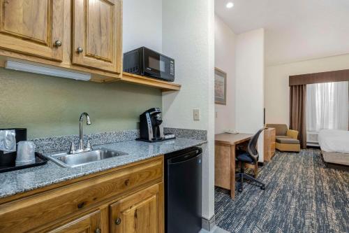 Holiday Inn Express & Suites Keystone an IHG Hotel - image 11