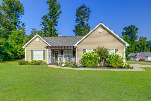 Charming Newnan Getaway - 2 Mi to Newnan Square!