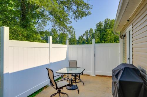 Charming Newnan Getaway - 2 Mi to Newnan Square!