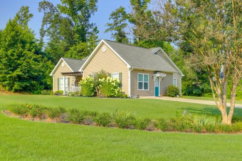 Charming Newnan Getaway - 2 Mi to Newnan Square!