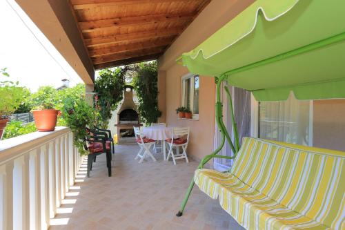 Holiday house with a parking space Kastel Stafilic Kastela - 21506 - image 4