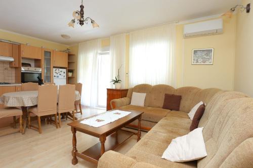 Holiday house with a parking space Kastel Stafilic, Kastela - 21506, Kastel Novi (fotografie 2)
