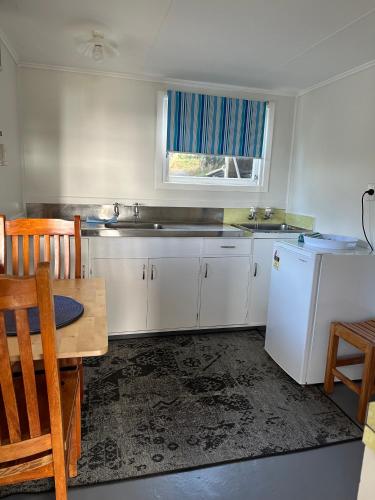 Kitchen, 58 Pioneer - Retro Studio Unit in Moturoa