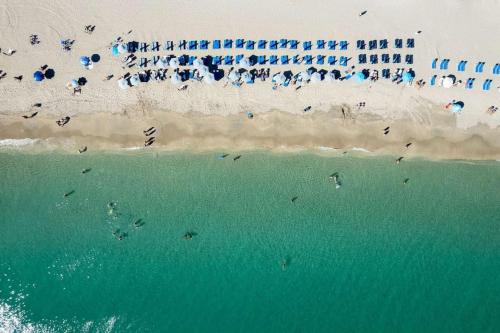 Water View Building With Pool - 5-Min Walk To The Beach in Hallandale Beach, USA