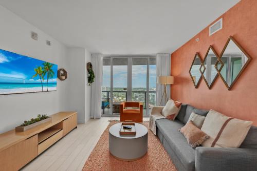 Water View Building With Pool - 5-Min Walk To The Beach in Hallandale Beach, USA