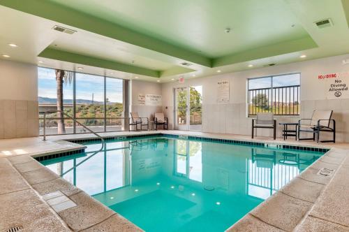 Swimming pool, Holiday Inn Express Hotel & Suites Lake Elsinore in Lake Elsinore (CA)