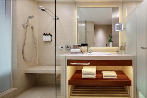 Deluxe Room image 3