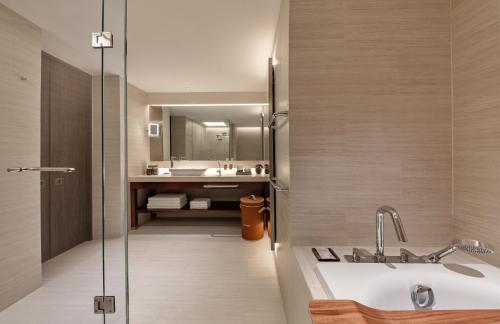 Premier Suite image 4