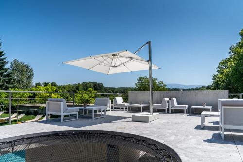 Le Pavillon M, Piscine et Spa au pied du château, Petit-Déjeuner inclus, Parking privé – Grignan, WV