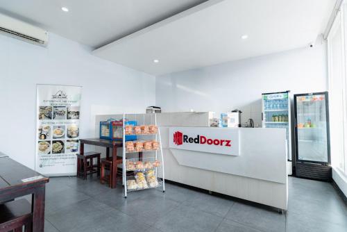 Lobby, RedDoorz near Puri Indah Lippo Mall 2 in Kebon Jeruk