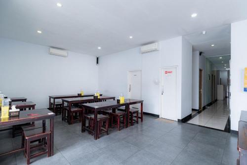Restaurant, RedDoorz near Puri Indah Lippo Mall 2 in Kebon Jeruk