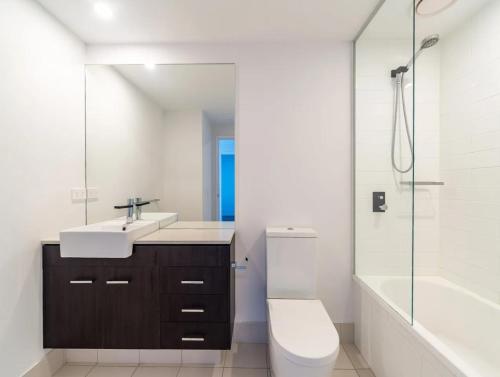 476518684 Harbour Quays Apartments