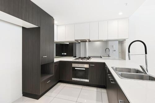 476519317 Harbour Quays Apartments