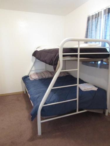 2 bedrooms, 6 beds
