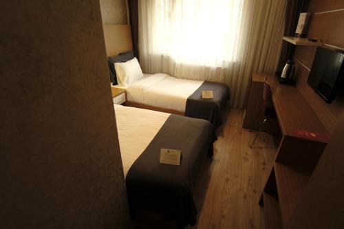 2 twin beds