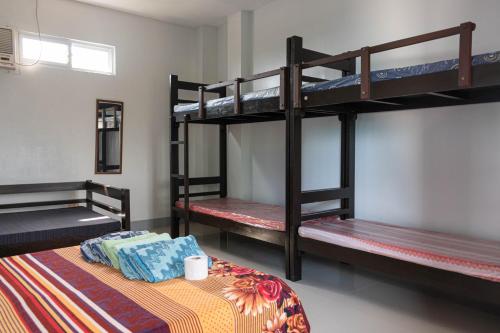 1 double bed, 2 twin beds, 4 bunk beds