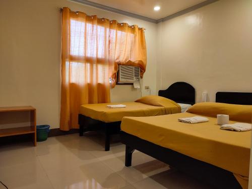 1 double bed, 1 twin bed