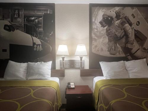 Super 8 by Wyndham Baytown I-10 - image 4