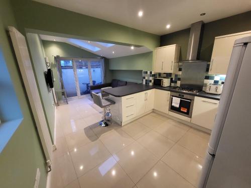 Large 4 Bedroom House In Central London