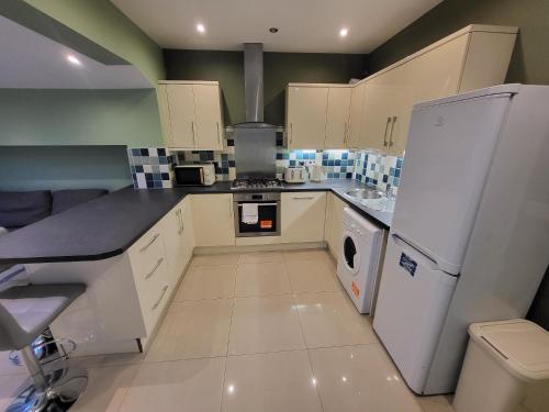 Large 4 Bedroom House in Central London - image 10