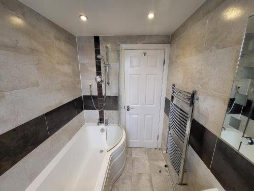 Large 4 Bedroom House in Central London - image 12