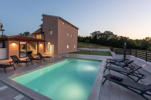 Villa Emi, Karojba