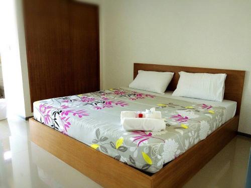 Promsook Apartment The 2-star Promsook Apartment offers comfort and convenience whether youre on business or holiday in Chonburi. The hotel offers guests a range of services and amenities designed to provide comfort an