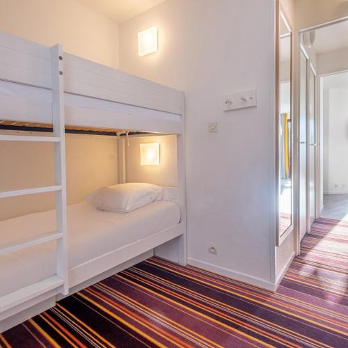 One-Bedroom Apartment with Sleeping Alcove - Open Mountain View (6 People)