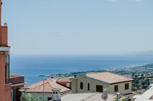 GuestHost - Taormina Sea View Studio