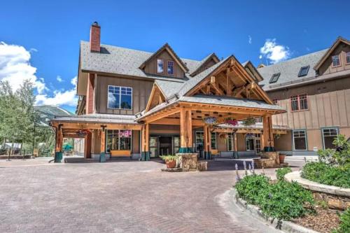 3 Bedroom Condo On Main Street In Breckenridge - Pool, Hot Tubs, Fitness Center More! in Breckenridge, USA