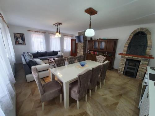Zlatna Vila in Kaņiža