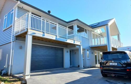 Stylish Matua Apartment