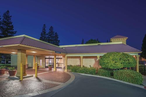 Howard Johnson by Wyndham Sacramento Downtown - Hotel - Sacramento