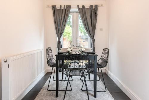 Lumley House - Delightful 2BR Terraced House near Birmingham