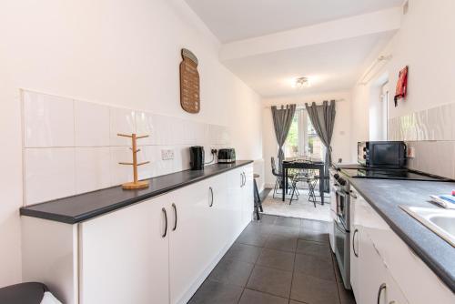 Lumley House - Delightful 2BR Terraced House near Birmingham