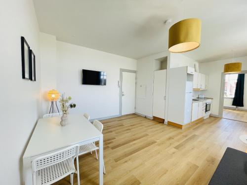 aday - Green Light Apartment Suite in the center of Hjorring