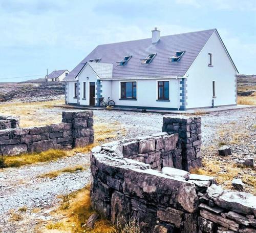 Irish Isle Oasis: Spacious 5-Bedroom Retreat