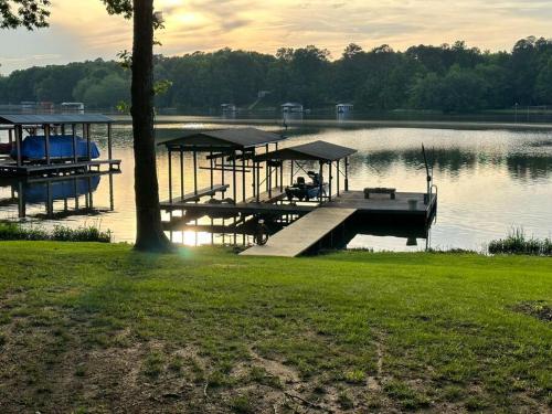 . Serenity - Waterfront 3 Bed, 2 Bath, Water Toys, EV Charger