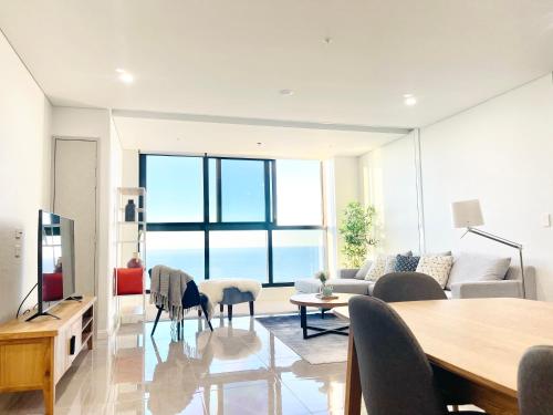 Surfers Paradise New Beachfront 2&3 BED APT