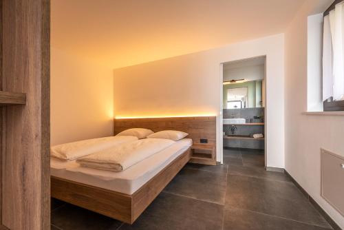 1 queen bed, 1 sofa bed