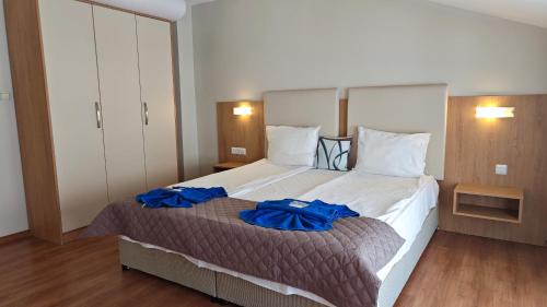 1 queen bed, 1 twin bed, 1 sofa bed