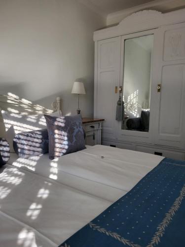 2 twin beds